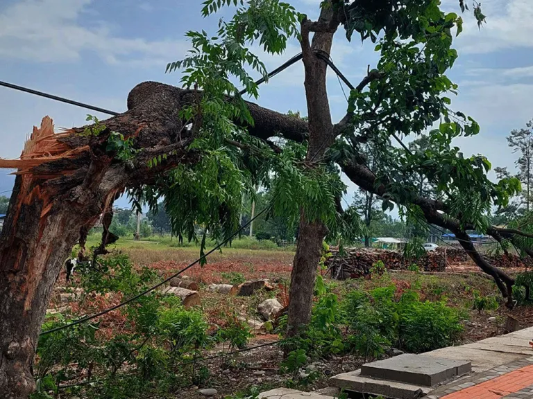 हावाहुरीले छानो भत्किँदा दुई मजदुर घाइते