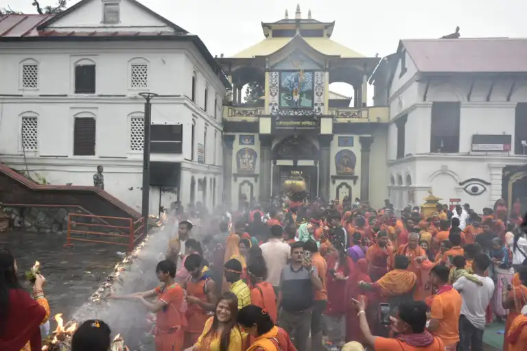 श्रावणको चौथो सोमबार: पशुपतिनाथमा भक्तजनको घुइँचो 