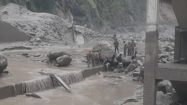 रसुवा बाढीमा परी बेपत्ता हुने १८ काे नाम सार्बजनिक